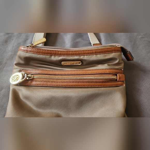 Crossbody - Picture 3 of 8